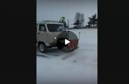 Уборка снега отвалами от Уникар